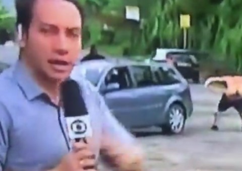 Homem mostra bumbum ao vivo durante telejornal da Globo