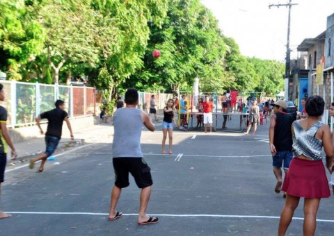 Projeto Brincando na Rua promove esporte e lazer no Coroado