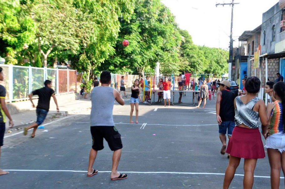 Projeto Brincando na Rua promove esporte e lazer no Coroado