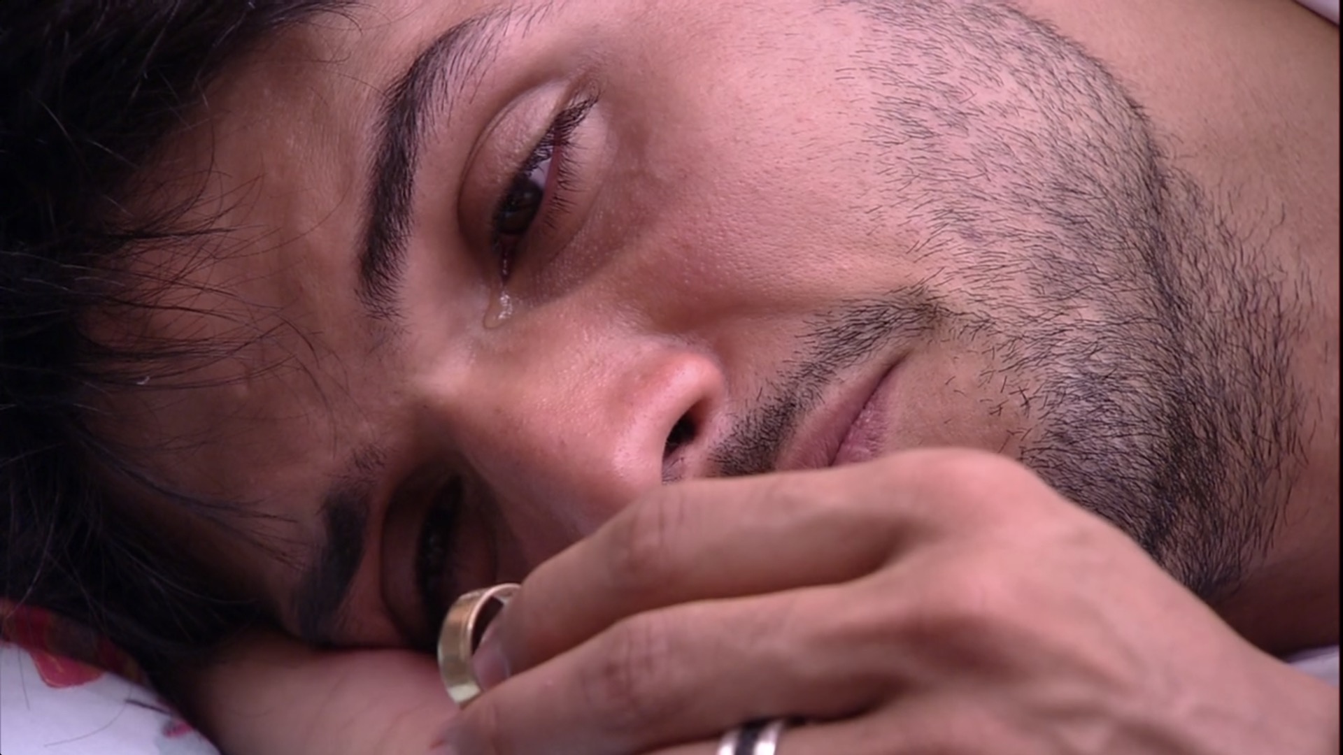 BBB18: Na cama com Jéssica, Lucas chora segurando aliança