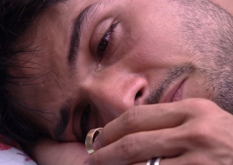 BBB18: Na cama com Jéssica, Lucas chora segurando aliança