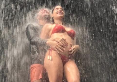    Em Noronha, Thyane Dantas mostra barriguinha de grávida com Safadão 