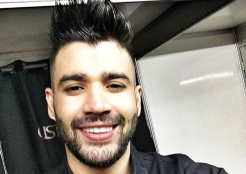 Gusttavo Lima causa polêmica ao apoiar Bolsonaro em vídeo atirando com fuzil 