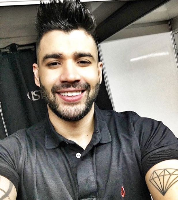 Gusttavo Lima causa polêmica ao apoiar Bolsonaro em vídeo atirando com fuzil 