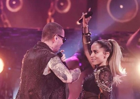 Anitta se apresenta em prêmio internacional e reação de Maluma chama atenção