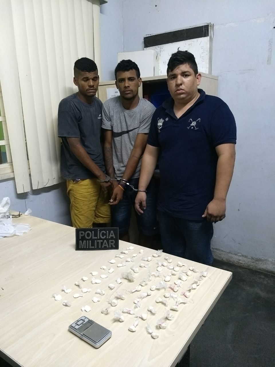 Foragido e mais dois são presos com porções de drogas em Manaus