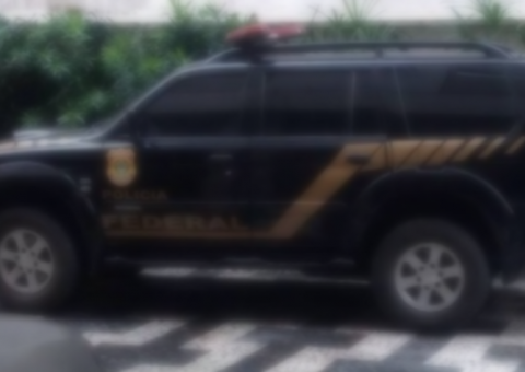 Criminosos disfarçados de policiais federais assaltam apartamentos