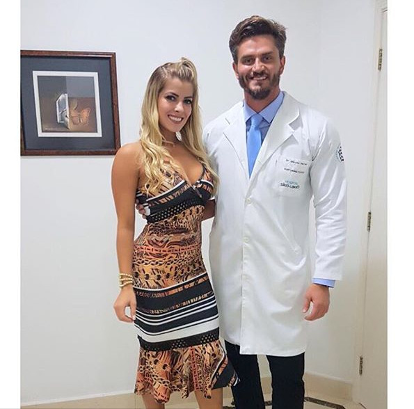 Ex-bbb Jaqueline volta a posar com Marcos Harter e se derrete por médico