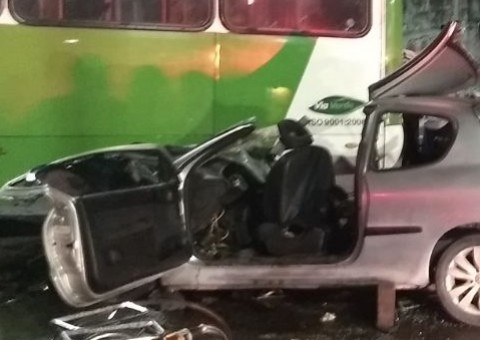 Uma pessoa morre e três ficam feridas em acidente entre ônibus e carro em Manaus