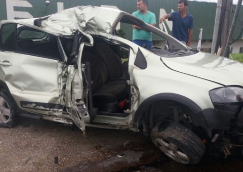 Carro perde o controle e mulher fica em estado gravíssimo em avenida de Manaus