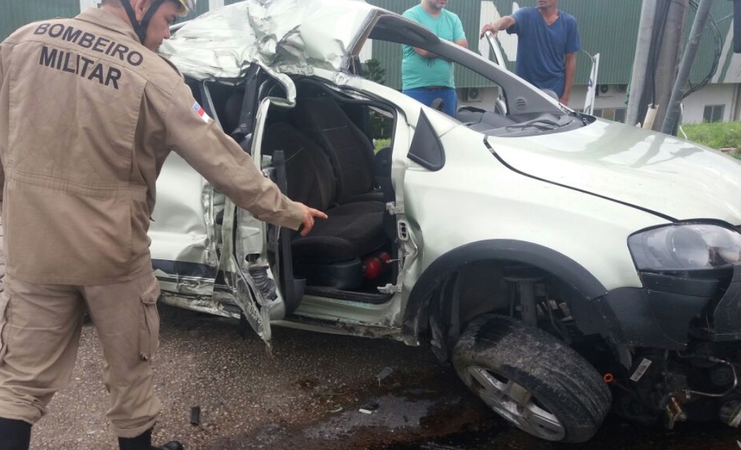 Carro perde o controle e mulher fica em estado gravíssimo em avenida de Manaus