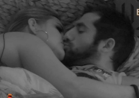 BBB18: Patrícia e Kaysar se beijam e movimentam edredom