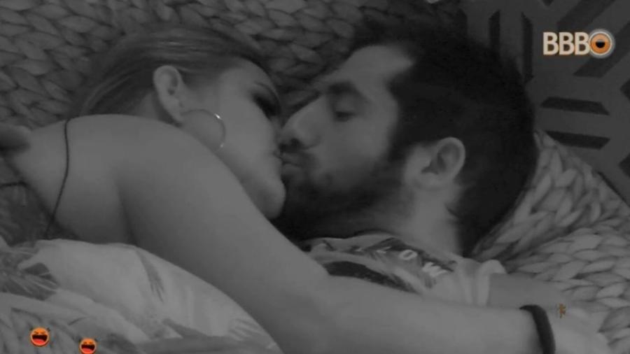 BBB18: Patrícia e Kaysar se beijam e movimentam edredom