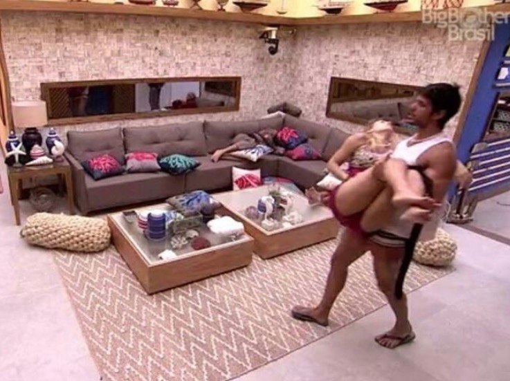   BBB18: Jéssica vomita, desmaia e transmissão é cortada ao vivo
