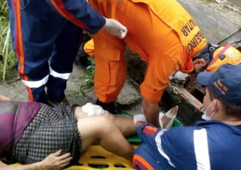 Tampa de fossa cede e mulher é atingida por vergalhão em Manaus