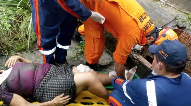 Tampa de fossa cede e mulher é atingida por vergalhão em Manaus