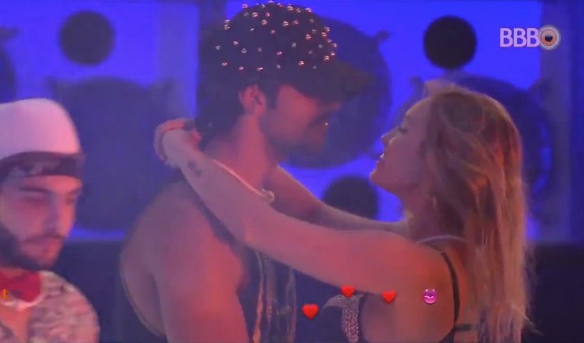 BBB18: Vídeos flagram Jéssica e Lucas saindo do banheiro privado e pedido de fetiche do noivo