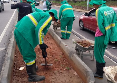 Prefeitura fecha faixa de avenida para obra de paisagismo em Manaus