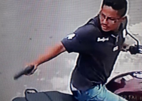 Vídeo flagra momento em que trabalhadores são assaltados por dupla armada em Manaus