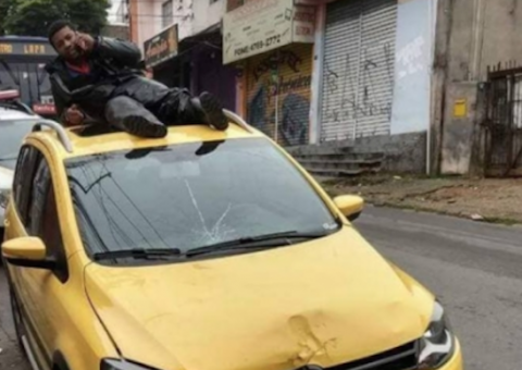 Motociclista liga para pedir socorro do teto de carro que o atropelou e não parou