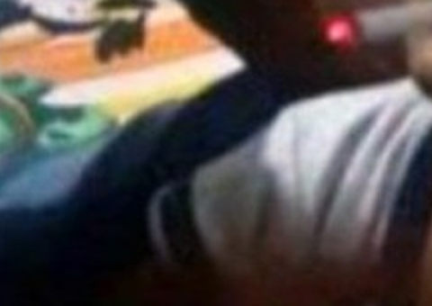 Pai choca internet ao postar foto de filho de 9 meses fumando