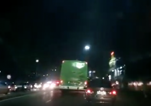 Manauara ousado deita em cima de ônibus em movimento e é pego no flagra