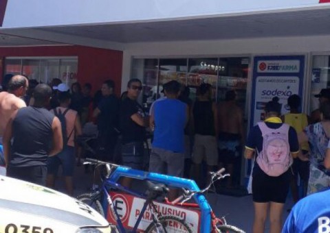 Homem invade farmácia, atira contra ex-namorada e comete suicídio 