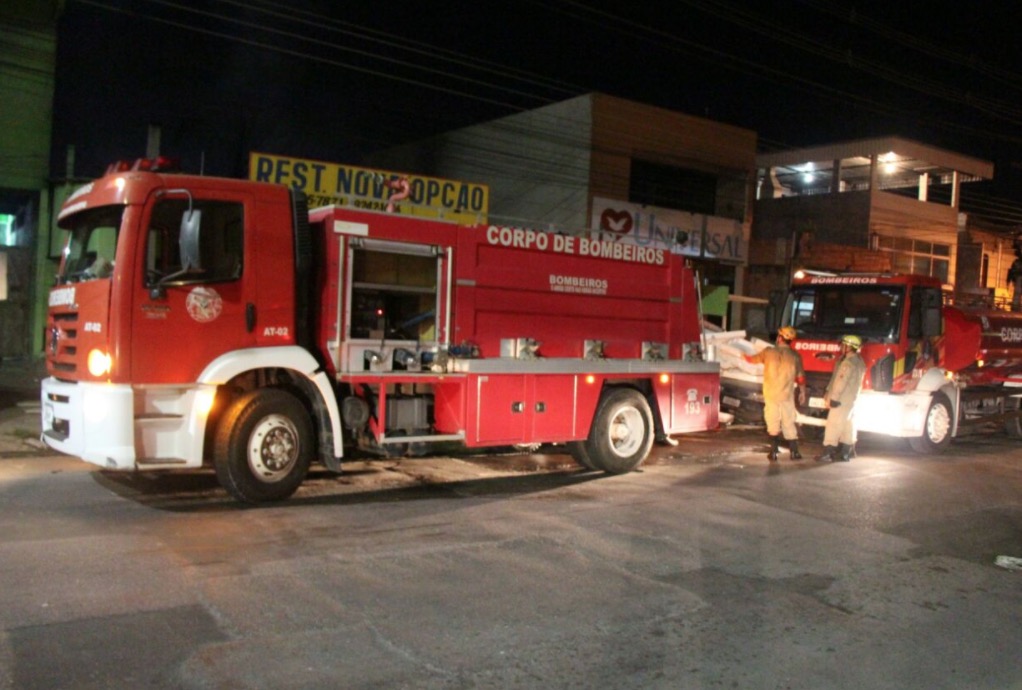 Incêndio atinge galpão, casa e igreja em Manaus