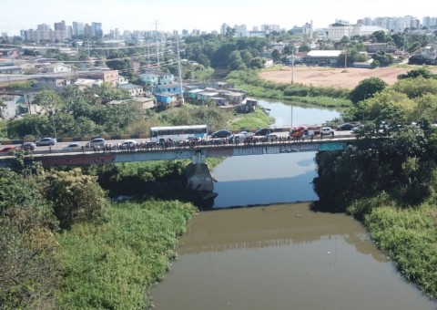 De pernas para cima, corpo de homem é encontrado boiando em igarapé de Manaus