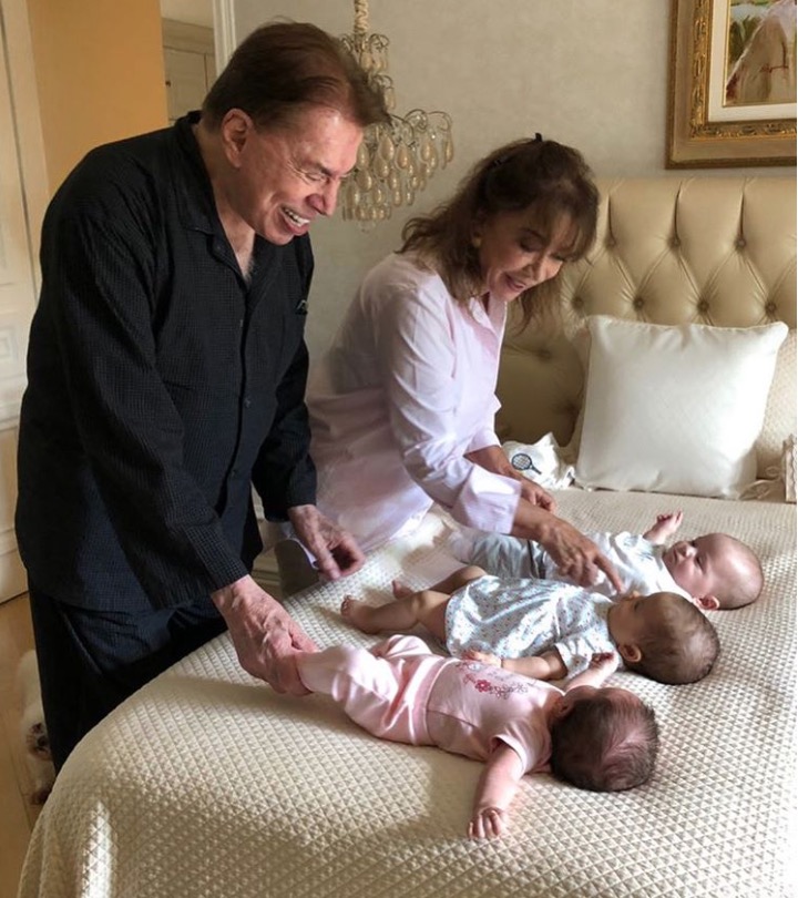 Em registro raro, Silvio Santos aparece paparicando os netinhos