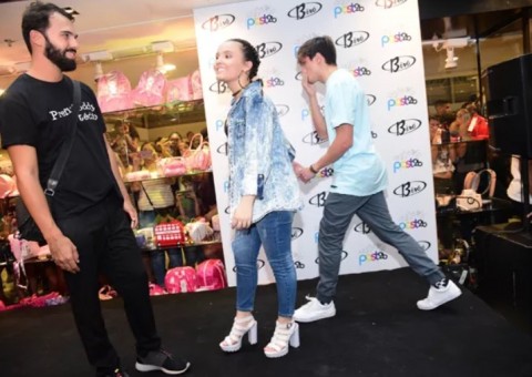 Larissa Manoela causa climão ao se recusar posar com namorado em evento