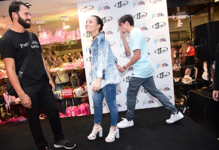 Larissa Manoela causa climão ao se recusar posar com namorado em evento