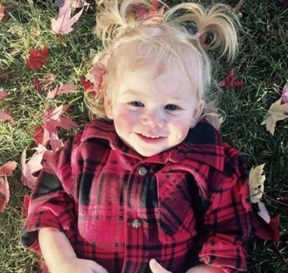 Menina alérgica à água sofre por não poder tomar banho, chorar ou suar