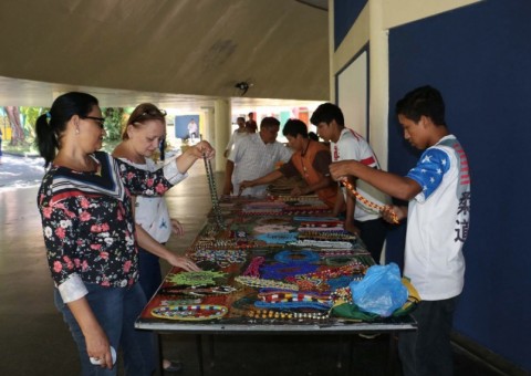 Mostra de artesanato reúne trabalho dos índios Warao
