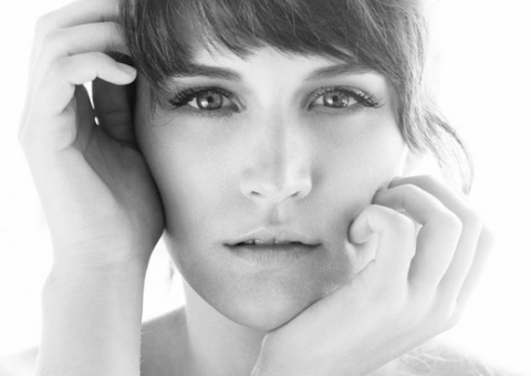  De biquíni, Bianca Bin exibe corpo definido em banho de cachoeira