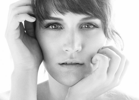  De biquíni, Bianca Bin exibe corpo definido em banho de cachoeira