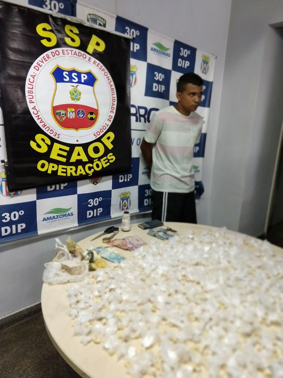 Homem é preso com mala contendo mil trouxinhas de drogas em Manaus