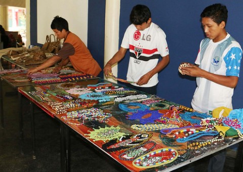 Mostra de artesanato reúne trabalho dos índios Warao em Manaus