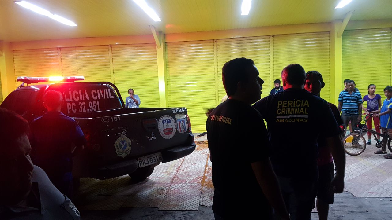 Homem é executado com cinco tiros na frente de loja em Manaus