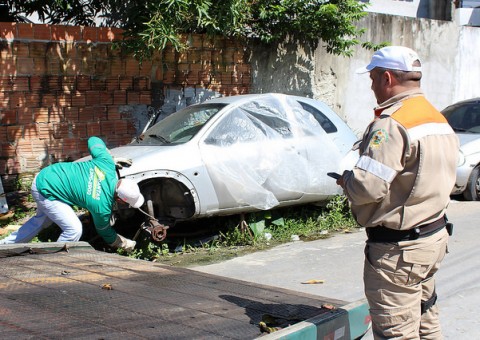 Carros abandonados são removidos de vias e calçadas em Manaus