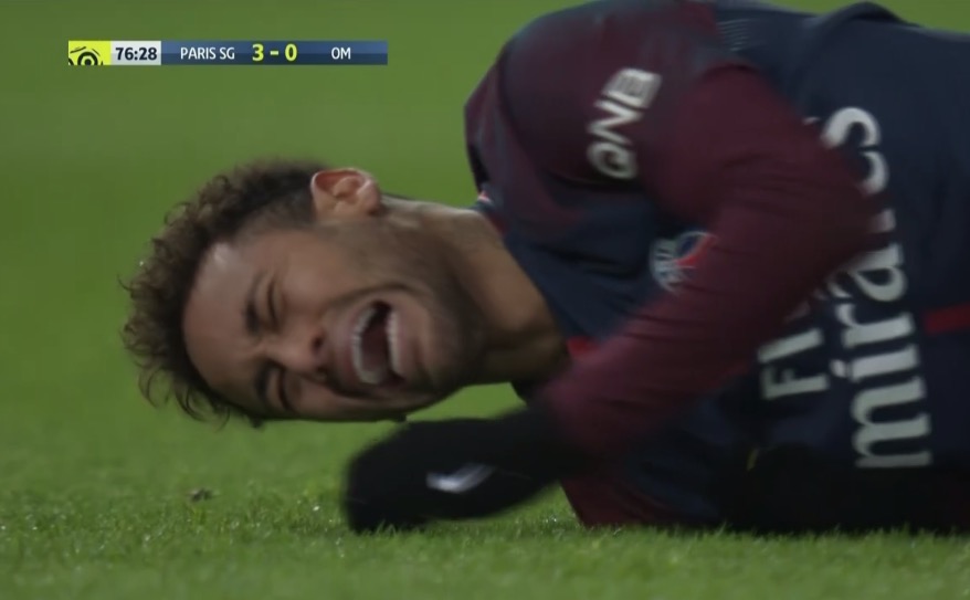 A três meses da Copa, Neymar vai passar por cirurgia após fissura no pé