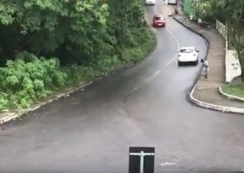 Caminhão derrama óleo em pista e dificulta trânsito em Manaus