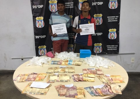 Dupla é presa com 165 trouxinhas de drogas e R$ 3 mil em Manaus