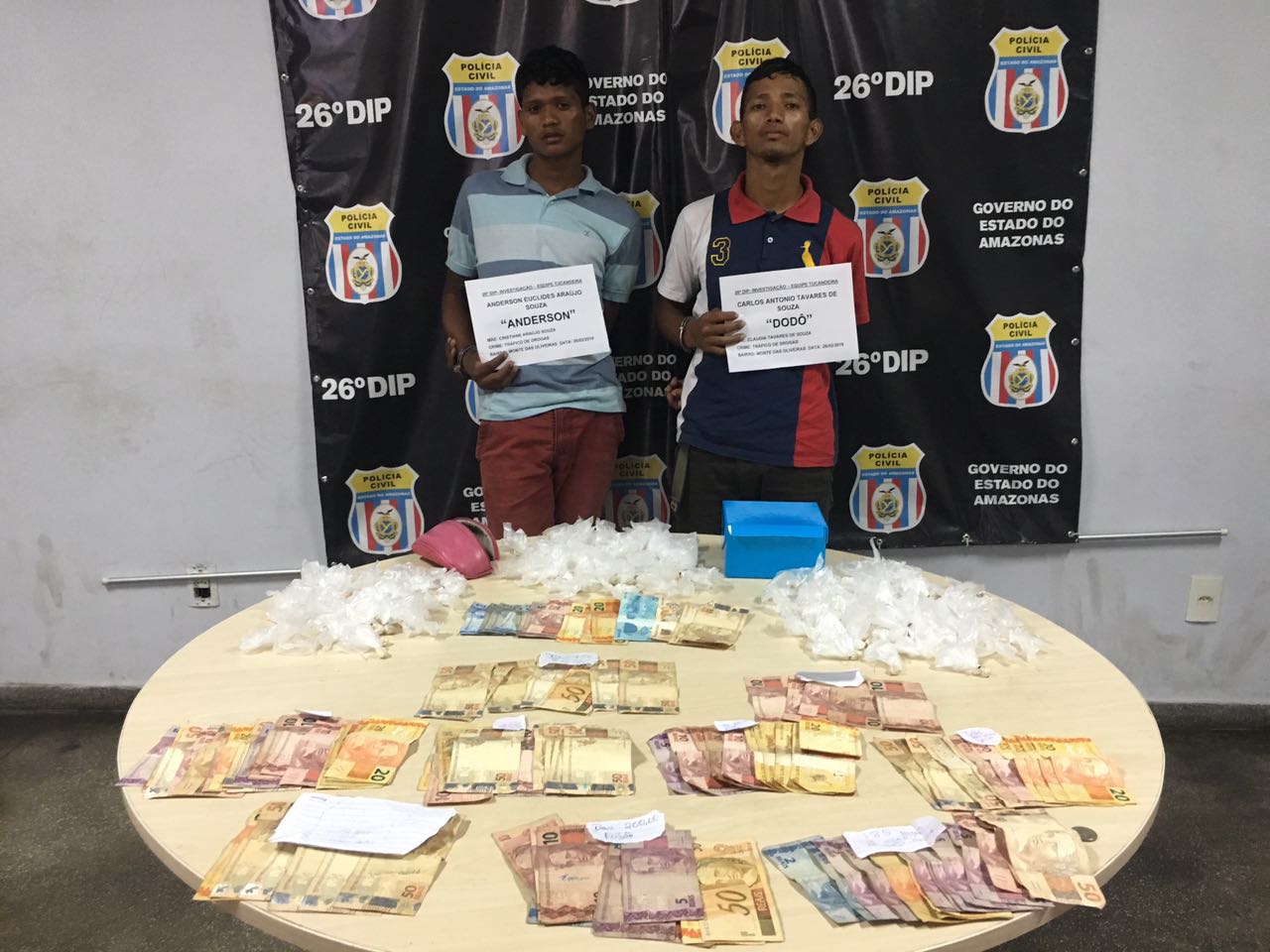 Dupla é presa com 165 trouxinhas de drogas e R$ 3 mil em Manaus