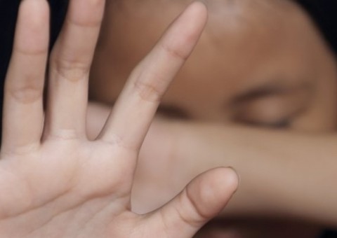 Grávida, mãe é acusada de estuprar a própria filha de 9 anos