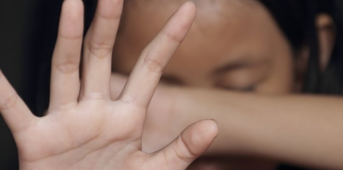 Grávida, mãe é acusada de estuprar a própria filha de 9 anos