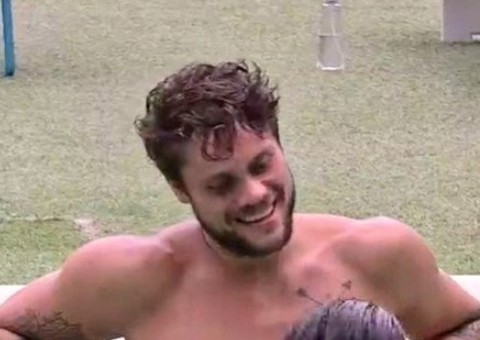 BBB18: Pênis de Breno 'escapa' da cueca e brother vira meme na internet