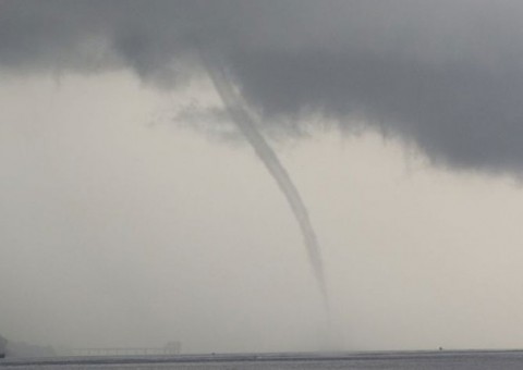 Fenômeno se forma no céu durante chuva em Manaus