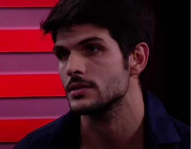 Lucas admite que trocou 'carícias' com Jéssica debaixo do edredon