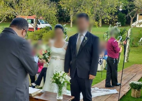 Médicos são demitidos após usarem ambulância para ir a festa de casamento